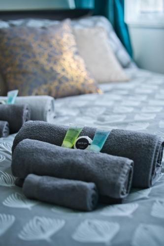 two beds with towels on top of each other at MODERN LONDON DOUBLE Bedroom in London