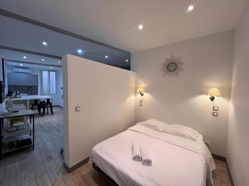 une chambre avec un lit avec des chaussures dessus dans l'établissement B032 Grand studio au marche Forville, à Cannes