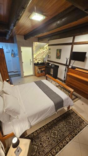 a bedroom with a large bed in a room at Aldeia Flor de Liz - Pedra Azul in Pedra Azul
