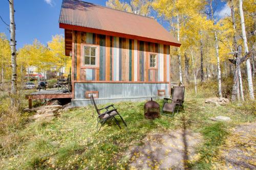 Colorful Cabin with Teepee, Fire Pits and Mtn Views!にある庭