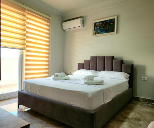 Postel nebo postele na pokoji v ubytování Perandori Apartments Vlorë Old Beach