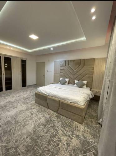 a bedroom with a large bed in a room at شقة فاخرة بأبها in Abha