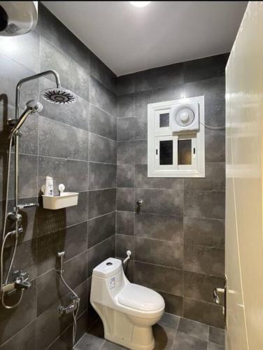 a bathroom with a toilet and a shower at شقة فاخرة بأبها in Abha
