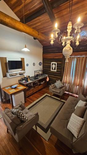 a living room with a couch and a table at Aldeia Flor de Liz - Pedra Azul in Pedra Azul