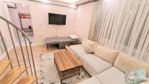 Μια τηλεόραση ή/και κέντρο ψυχαγωγίας στο Cozy Duplex Next to Green Masjid