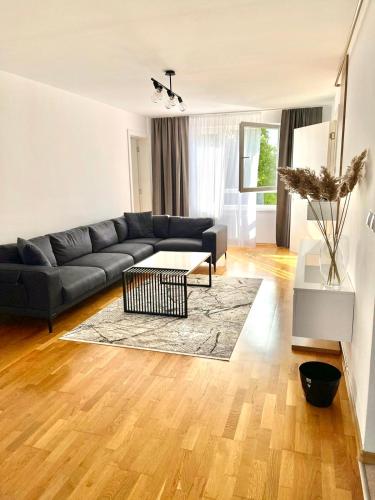 Χώρος καθιστικού στο Quiet Luxe Apartment