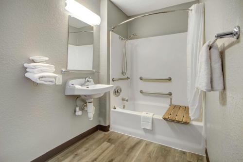 Ванная комната в Motel 6-San Jose, CA - Airport