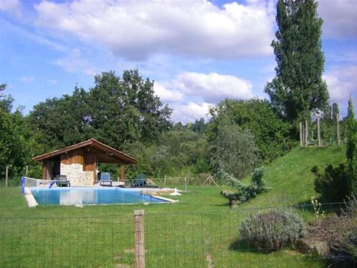 une cour arrière avec une piscine et un gazebo dans l'établissement les collines, à Montagne