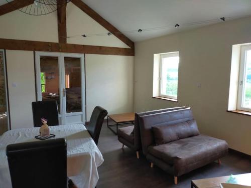 un salon avec une table et une chaise dans l'établissement les collines, à Montagne