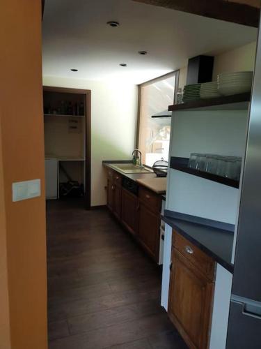 une cuisine avec un évier et un plan de travail dans l'établissement les collines, à Montagne