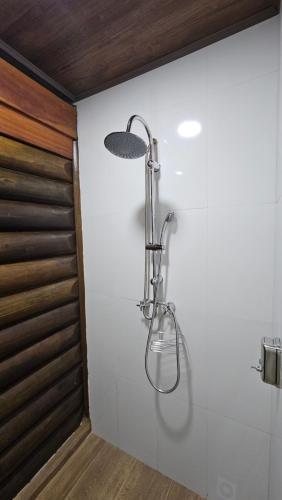 a shower with a light on a wall at Aldeia Flor de Liz - Pedra Azul in Pedra Azul