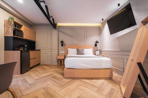 a bedroom with a bed and a flat screen tv at Second Home Río Po in Mexico City