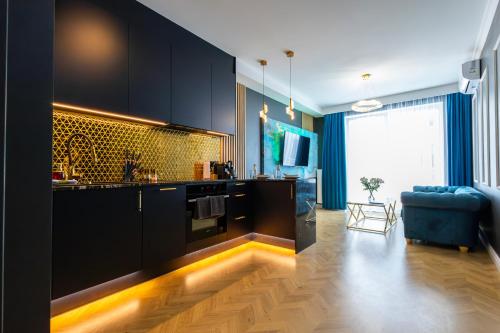 Kuchyň nebo kuchyňský kout v ubytování InGalaxy Black Apartment