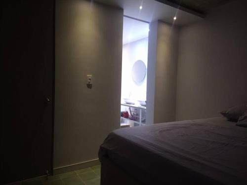 Uma cama ou camas num quarto em Confortable apto en Coveñas