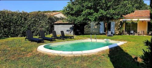 - une petite piscine au milieu d'une cour dans l'établissement Villa élégante à Chamaret avec piscine privée, à Chamaret