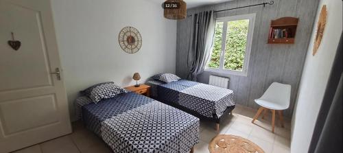 Postel nebo postele na pokoji v ubytování Villa élégante à Chamaret avec piscine privée