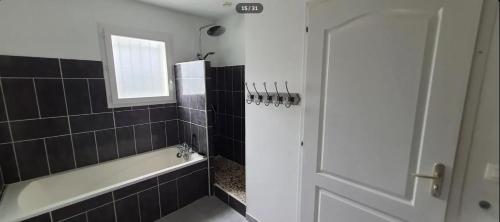 Koupelna v ubytování Villa élégante à Chamaret avec piscine privée