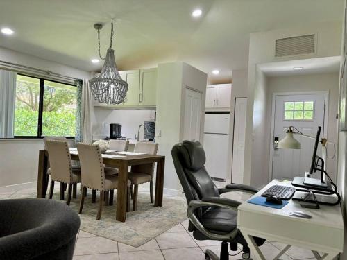 a kitchen and dining room with a table and chairs at PGA National Paradise in Palm Beach Gardens