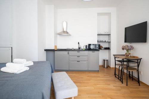 Cuisine ou kitchenette dans l'établissement Wally Apartments by Flat White - With Elevator