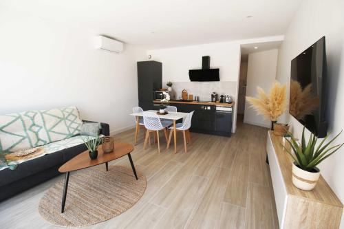 ガイヤックにあるLa Villa Dinaのソファとテーブルのあるリビングルーム