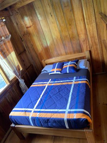 an overhead view of a bed in a wooden cabin at El Descanso in Mindo