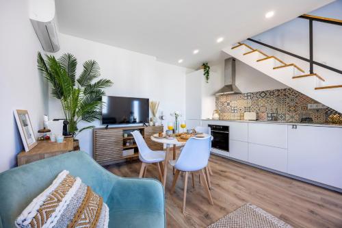 una cucina e un soggiorno con tavolo e sedie di Casa Clara a Vila do Bispo