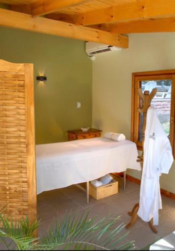 a bedroom with a white bed in a room at Samai Suma Cabañas & Spa in Villa General Belgrano