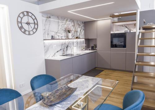 Kuchyň nebo kuchyňský kout v ubytování CASA LE 4 ARTI - 86Mq in Via Lagrange 43 LUXURY