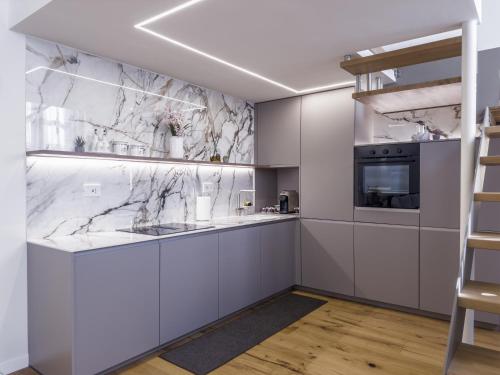 Kuchyň nebo kuchyňský kout v ubytování CASA LE 4 ARTI - 86Mq in Via Lagrange 43 LUXURY