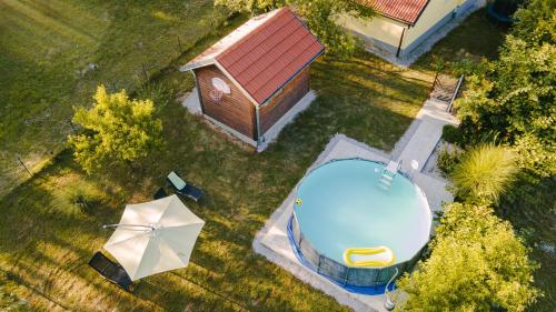 Bazén v ubytování Family friendly house with a swimming pool Tounj, Gorski kotar - 17577 nebo v jeho okolí