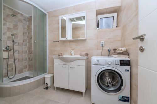 Ένα μπάνιο στο Apartments with parking space Makarska - 23020