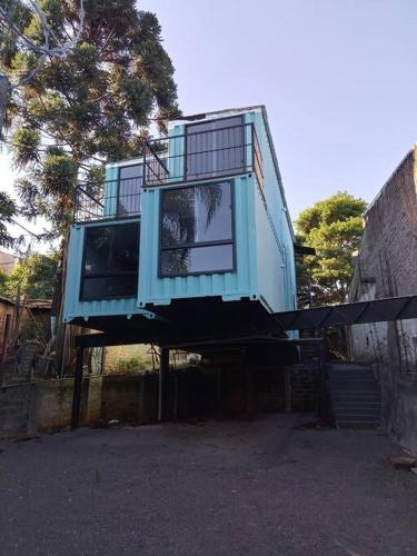 a blue house sitting on top of a piano at Apartamento Container com pátio, vaga para carro e Split in Canoas
