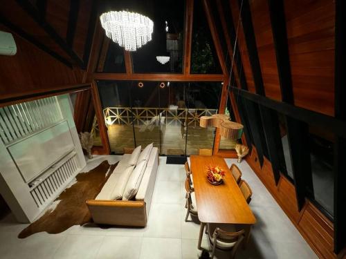 Een zitgedeelte bij Chalé e refúgio dos sonhos! Conheça o Kleines Paradies