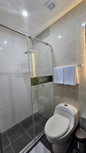 a bathroom with a toilet and a shower at Waldor's Hotel Boutique in Leticia