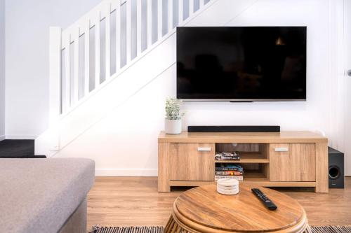 TV a/nebo společenská místnost v ubytování Modern Pet-friendly Mudjimba Townhouse