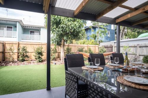 Taman di luar Modern Pet-friendly Mudjimba Townhouse