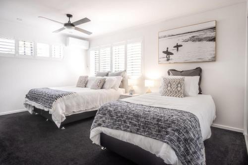 Katil atau katil-katil dalam bilik di Modern Pet-friendly Mudjimba Townhouse
