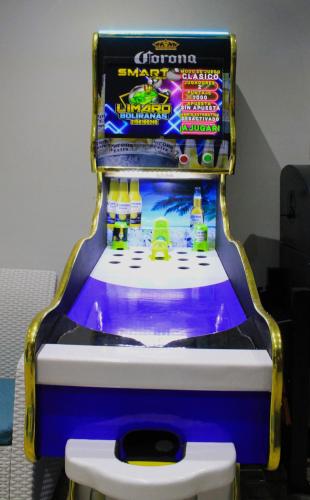 a pinball machine is shown in a room at Casa de Lujo con Piscina privada Flandes Tolima in Flandes