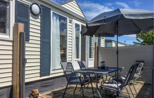 Un patio con una mesa y sillas y una sombrilla. en 2 Bedroom Cozy Home In Bredene, en Bredene