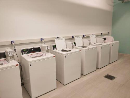a row of white washing machines in a room at Descanso en Isla teja in Valdivia