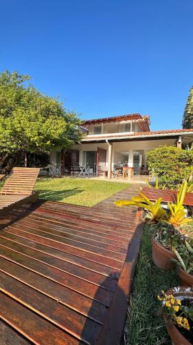 a wooden walkway in front of a house at Bossa Nova Búzios Pousada Home in Búzios