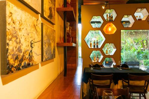 a dining room with a table and a wall with pictures at Hotel Rio Tequisquiapan in Tequisquiapan
