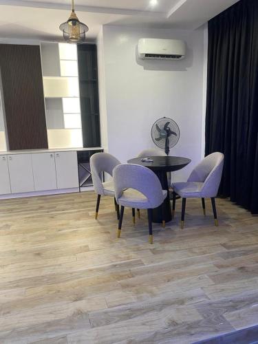 a dining room with chairs and a table with a fan at MAlMATMANN CONFORT in Pakuro
