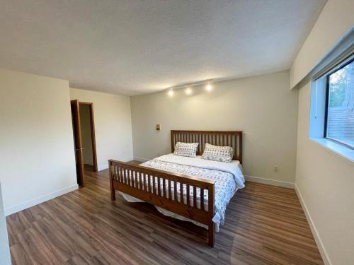 1 dormitorio con cama y banco. en Farmestate, en Vancouver