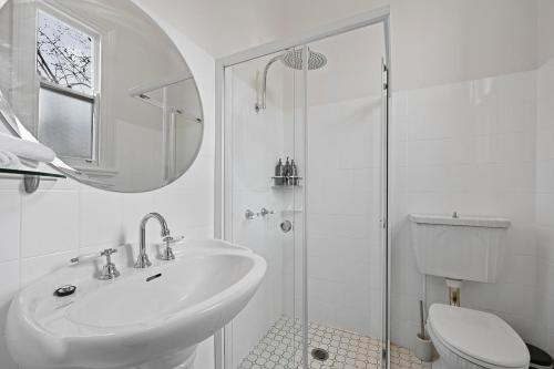un bagno bianco con lavandino e doccia di Dunkley House - Large CBD Heritage Home, Sleeps 10 a Bathurst