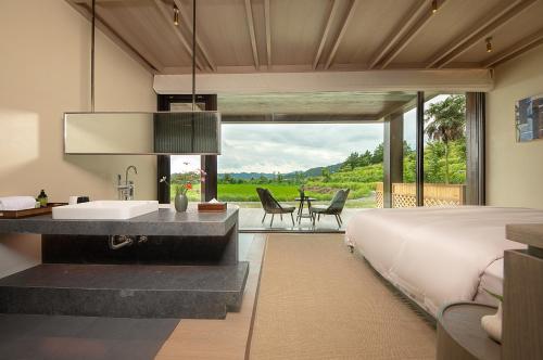 Katil atau katil-katil dalam bilik di Country Retreats Zhangjiajie Manson Resort