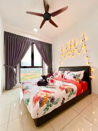 Una cama o camas en una habitación de Legoland - HappyWonder Suite for Family ,Cozy, Wifi with Nice Garden Pool View!