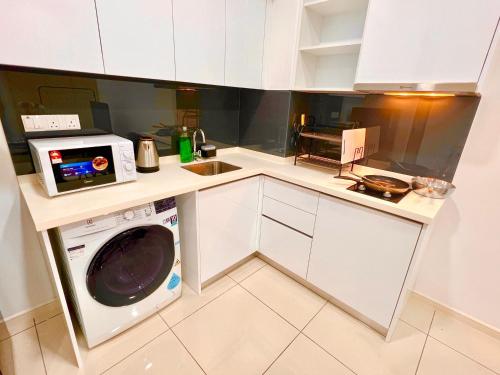 Una cocina o cocineta en Legoland - HappyWonder Suite for Family ,Cozy, Wifi with Nice Garden Pool View!