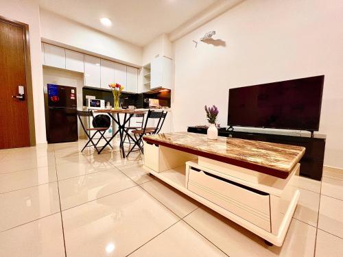 Una televisión o centro de entretenimiento en Legoland - HappyWonder Suite for Family ,Cozy, Wifi with Nice Garden Pool View!