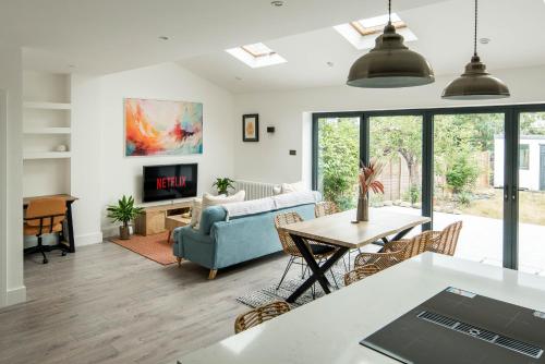 Televisyen dan/atau pusat hiburan di Private room in Modern and Stylish House